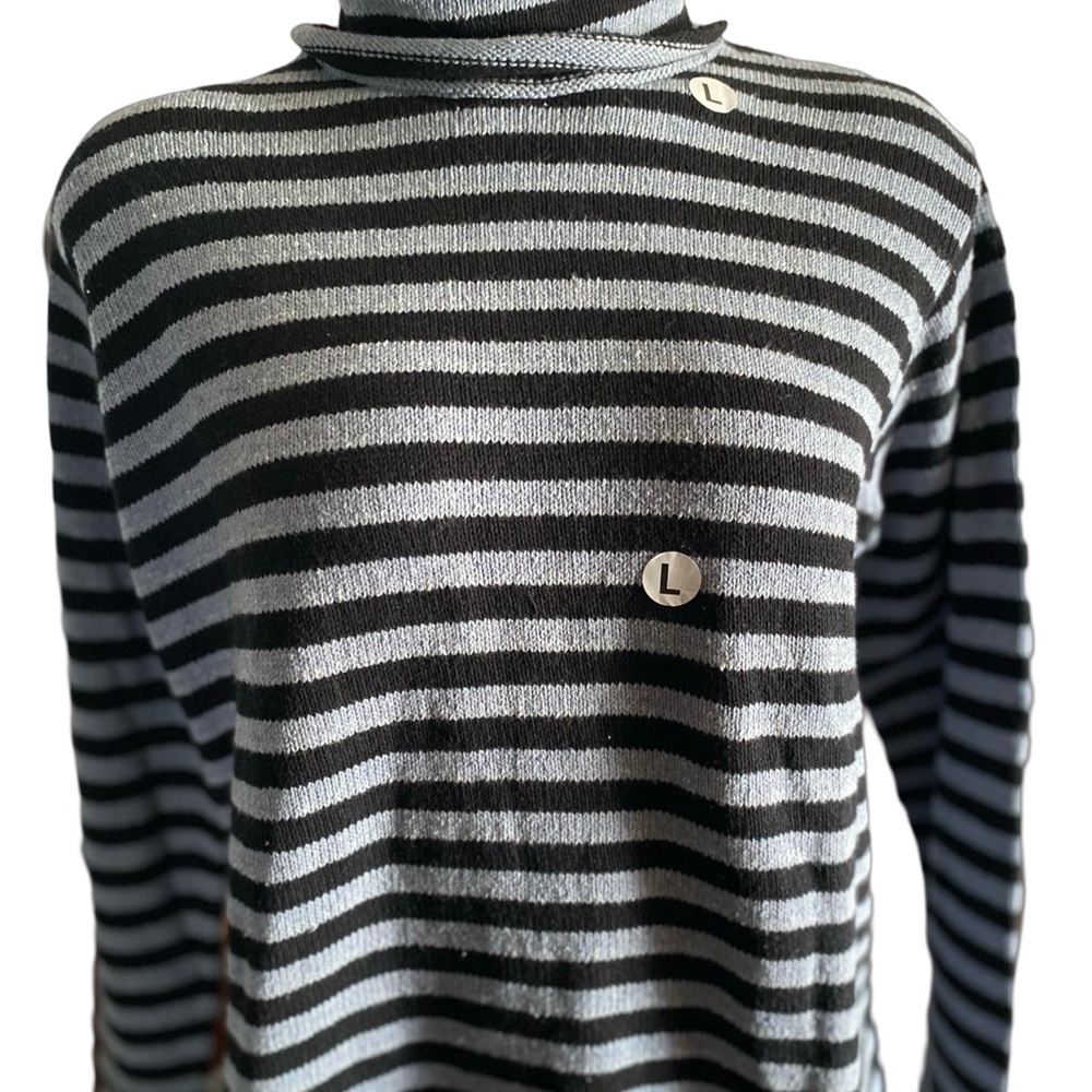Vintage NWOT Striped Black and Gray Sweater SIZE L
